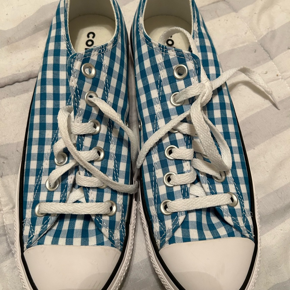 Converse Chuck Taylor’s Women’s size 8. Brand new never worn.